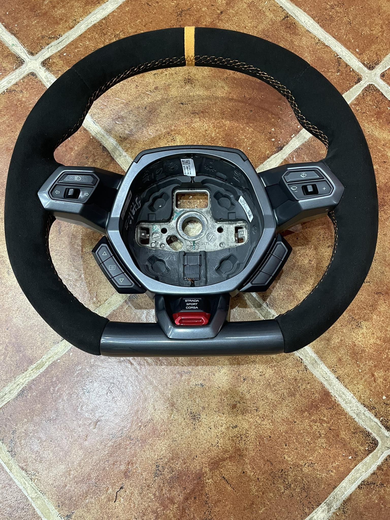 Kierownica obszyta skórą i alcantarą